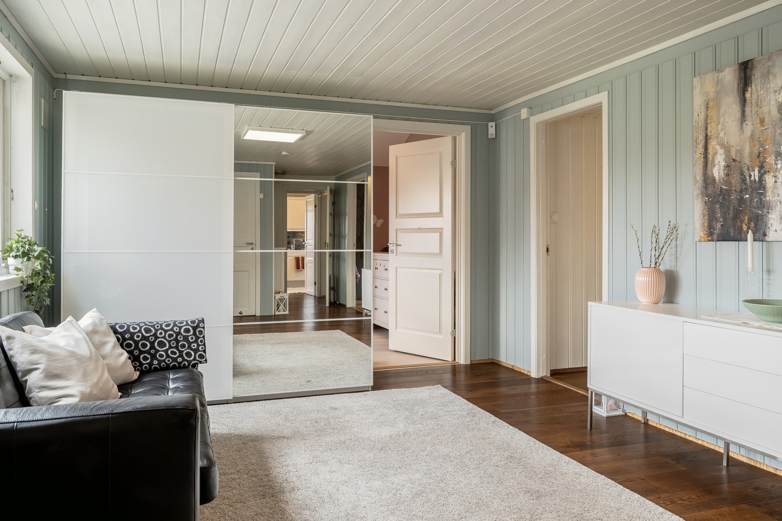 Her er det etablert en praktisk skyvedørsgarderobe Galleribilde