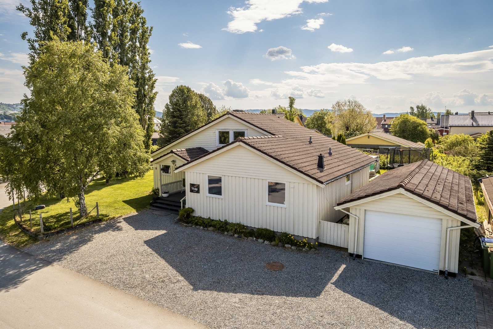 Det ble lagt ny singel på gårdsplass i 2023, her er det god plass til flere biler samt at man har egen garasje med plass til en bil Galleribilde