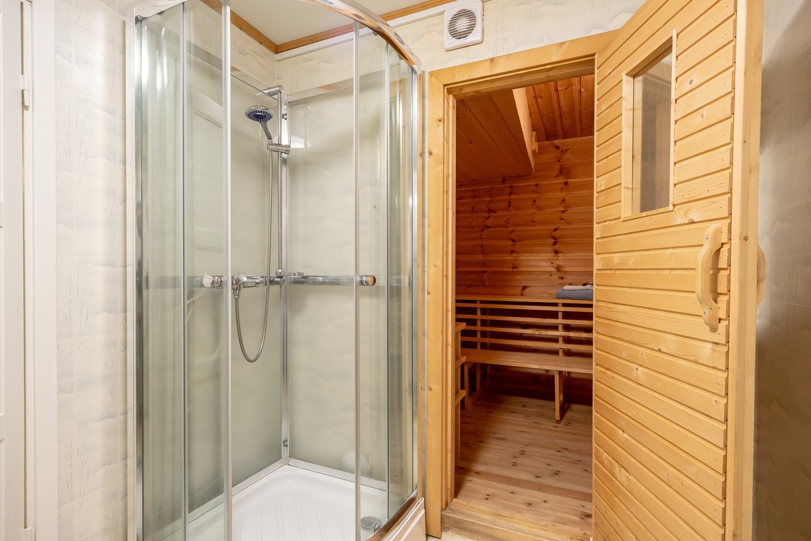 Badet i kjeller ble oppgradert med en ny innredning i 2012, bestående av servantskap, veggskap og speilbelysning Galleribilde
