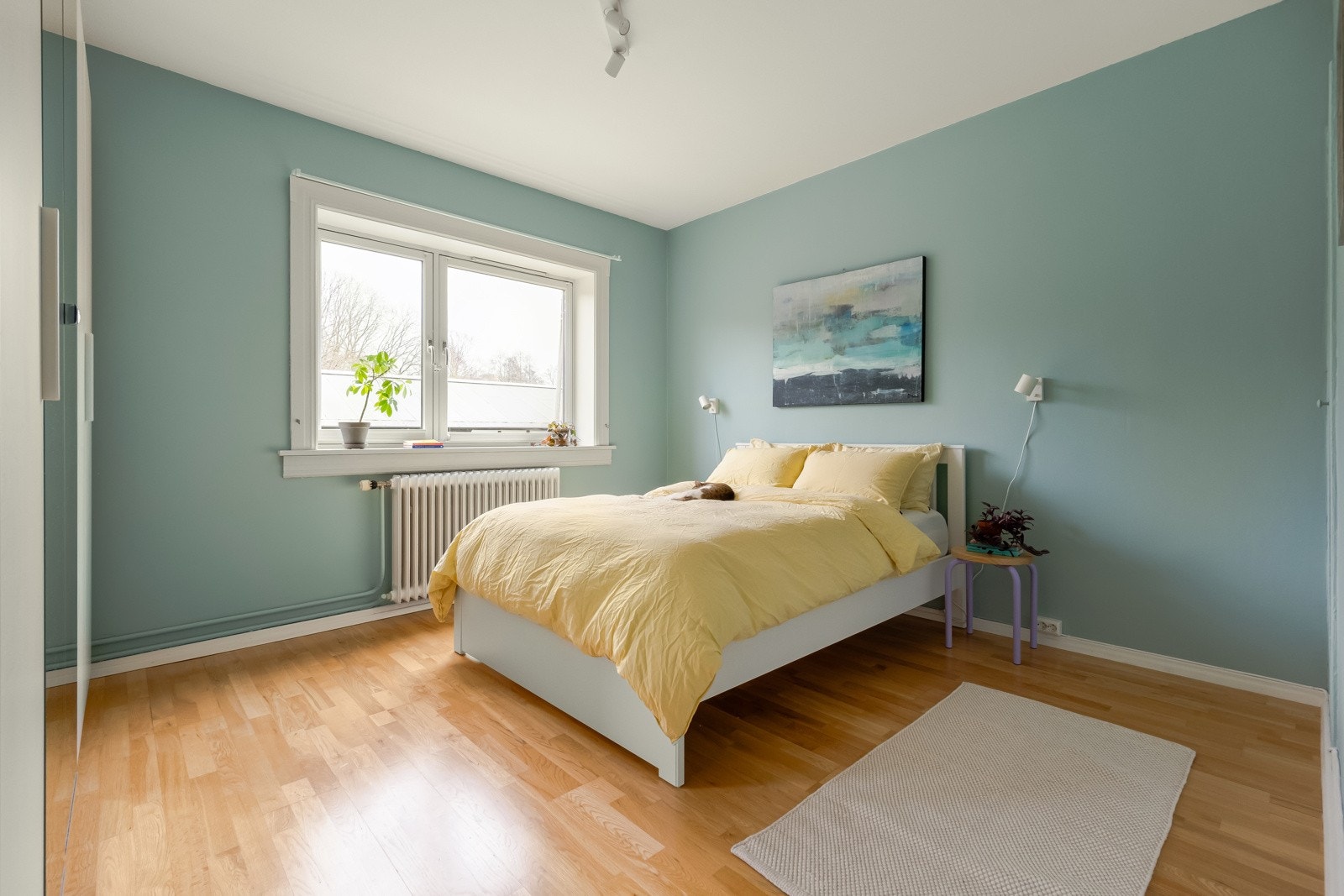 Soverommet er av meget god størrelse og har plass til dobbeltseng med tilhørende nattbord. Galleribilde