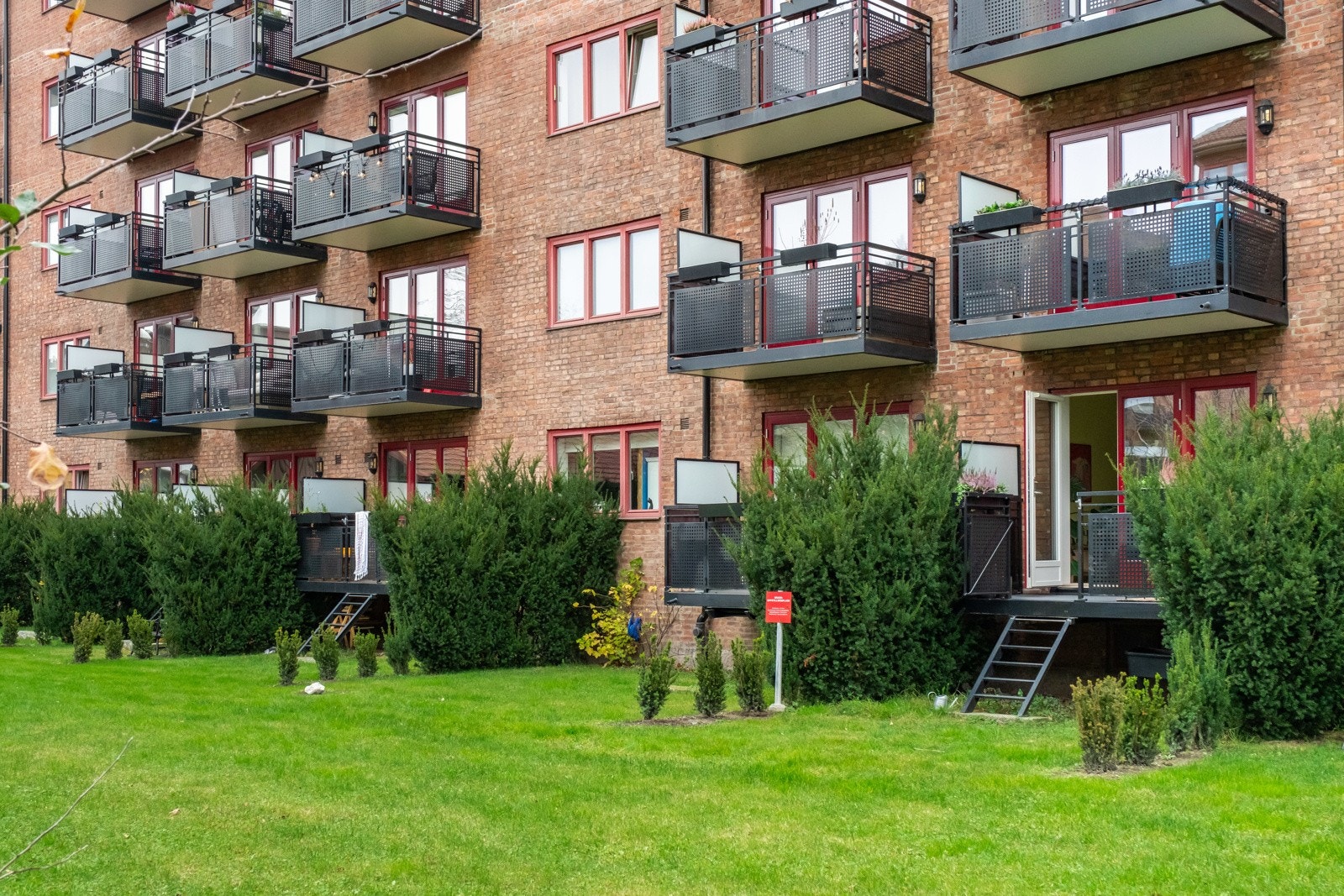 Med trapp fra balkongen ned mot gressplenen oppleves det som å ha direkte adkomst til egen hage. Galleribilde