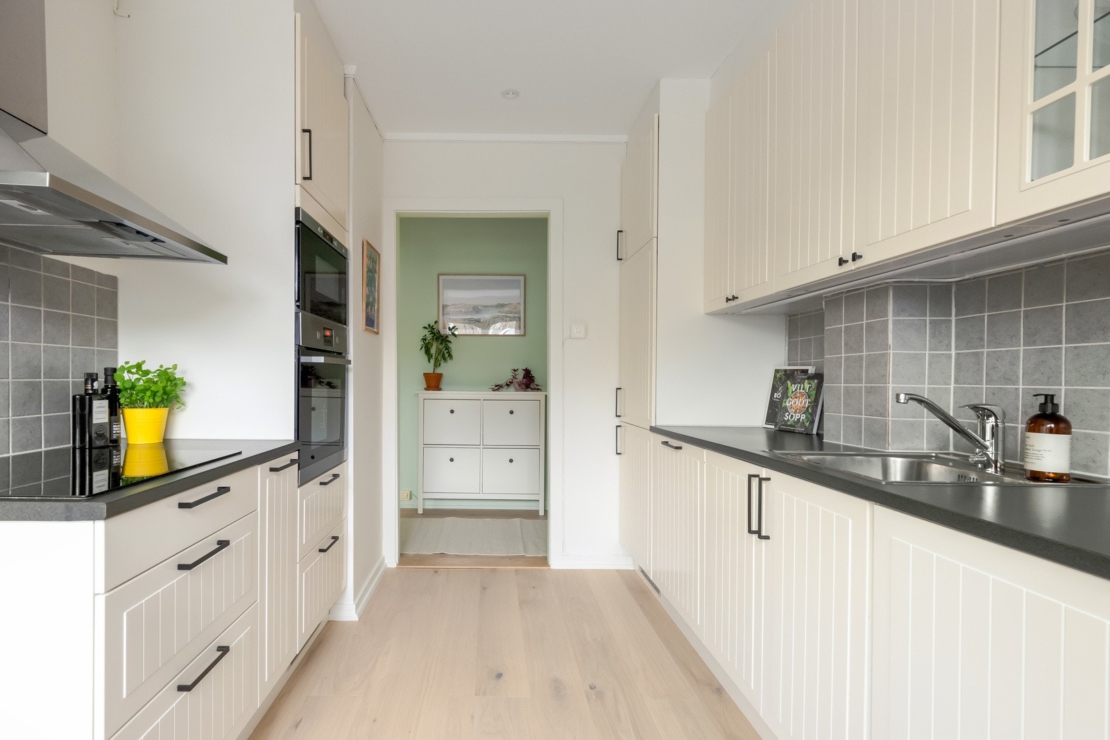 Fra kjøkkenet går vi videre ut i entreen, eller gangen som vi sier her på Bjølsen. Galleribilde