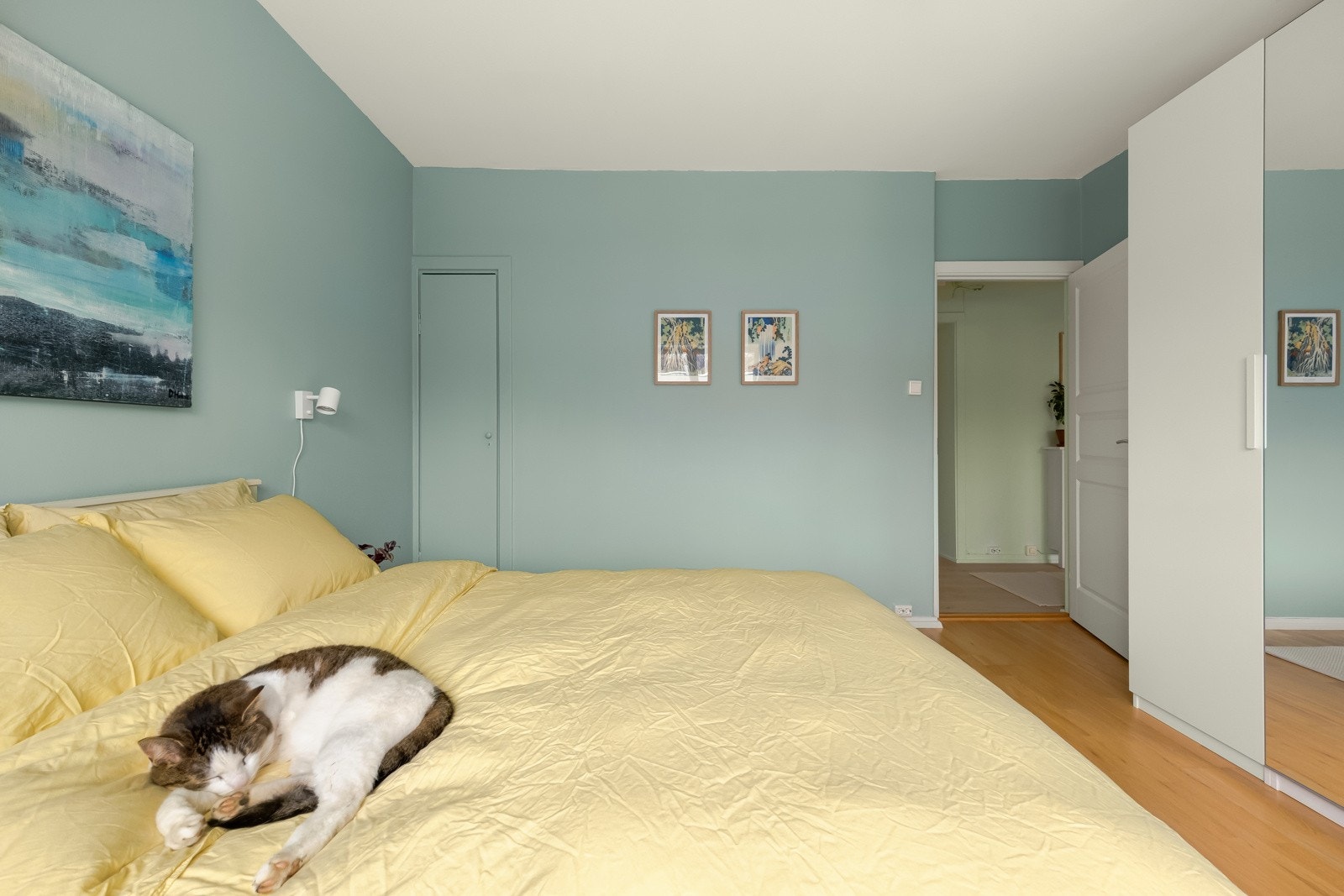 Vi går videre ut i gangen og inn på badet. Galleribilde