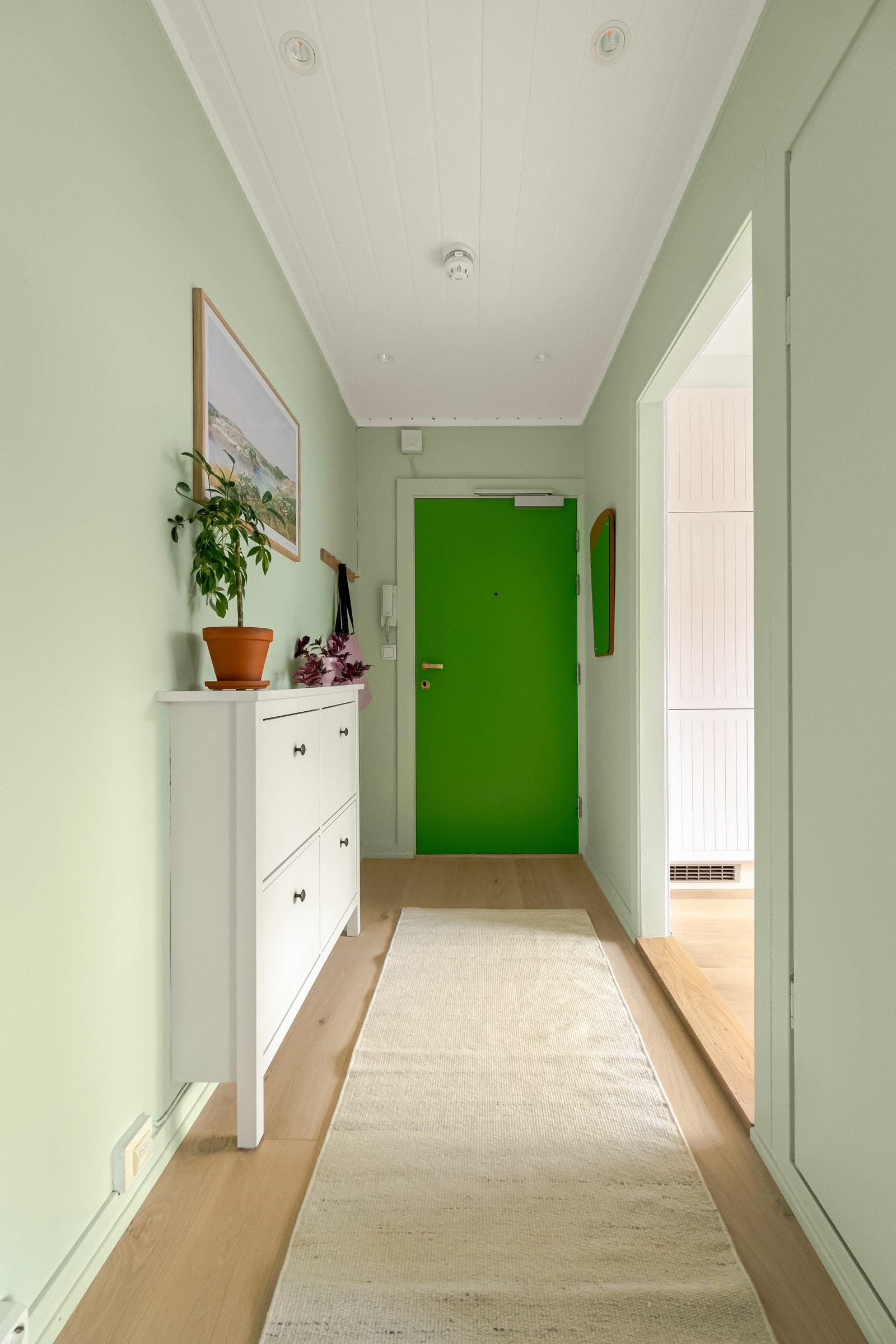 Det er god plass til å henge fra seg jakker og plassere sko i et praktisk, innebygd garderobeskap (til høyre i bildet, mellom kjøkkenet og soverommet). Galleribilde