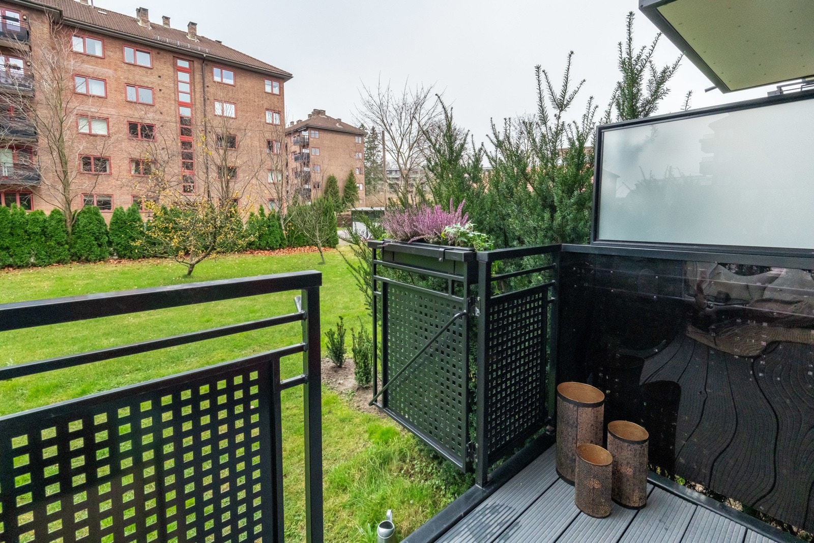 Balkongen vender mot grønne og pent opparbeidede fellesområder. Galleribilde