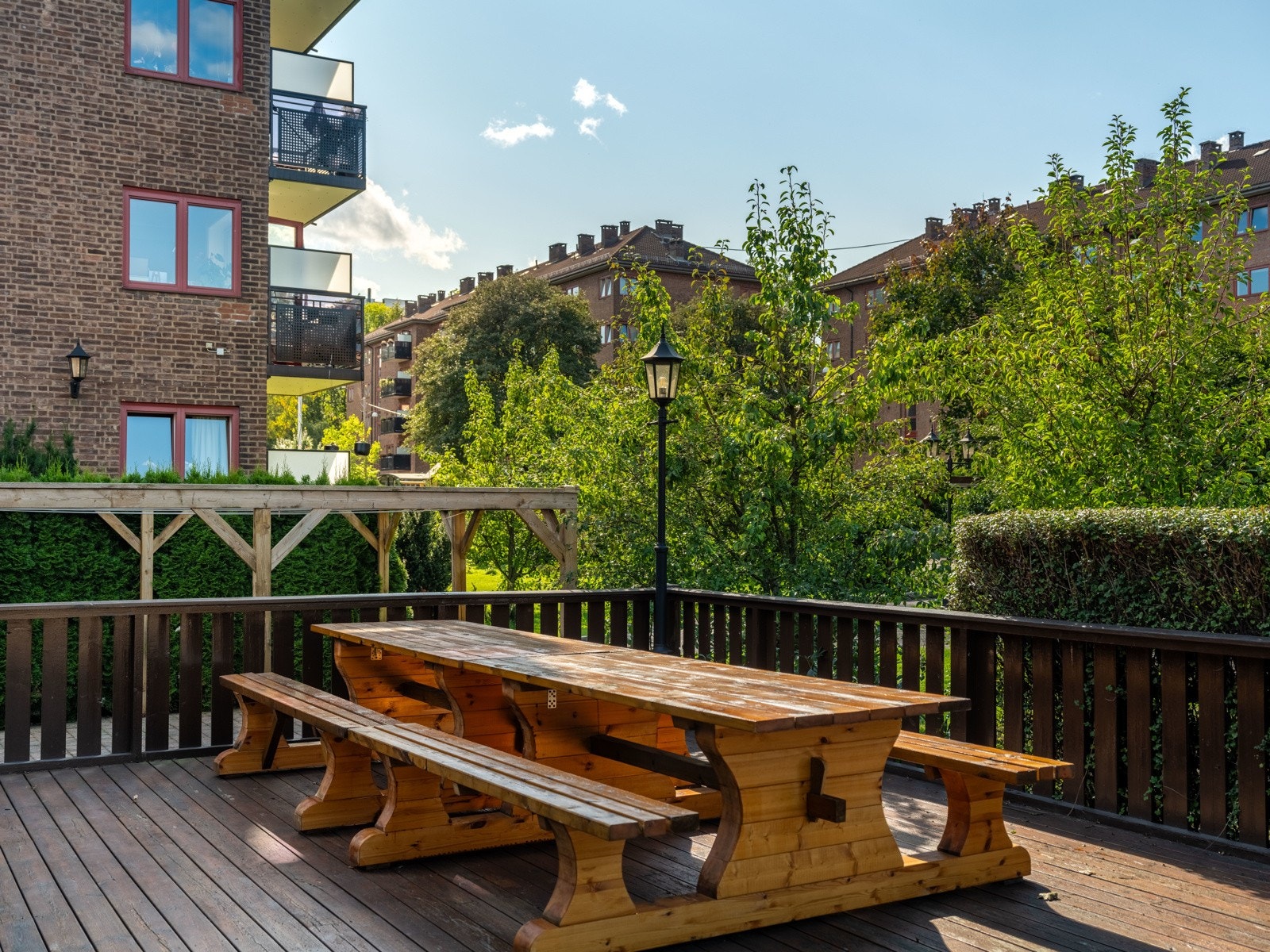 Rundt blokkene finner du store grøntområder med gressplen, pergolaer og flere hyggelige sittegrupper med felles grill. Galleribilde