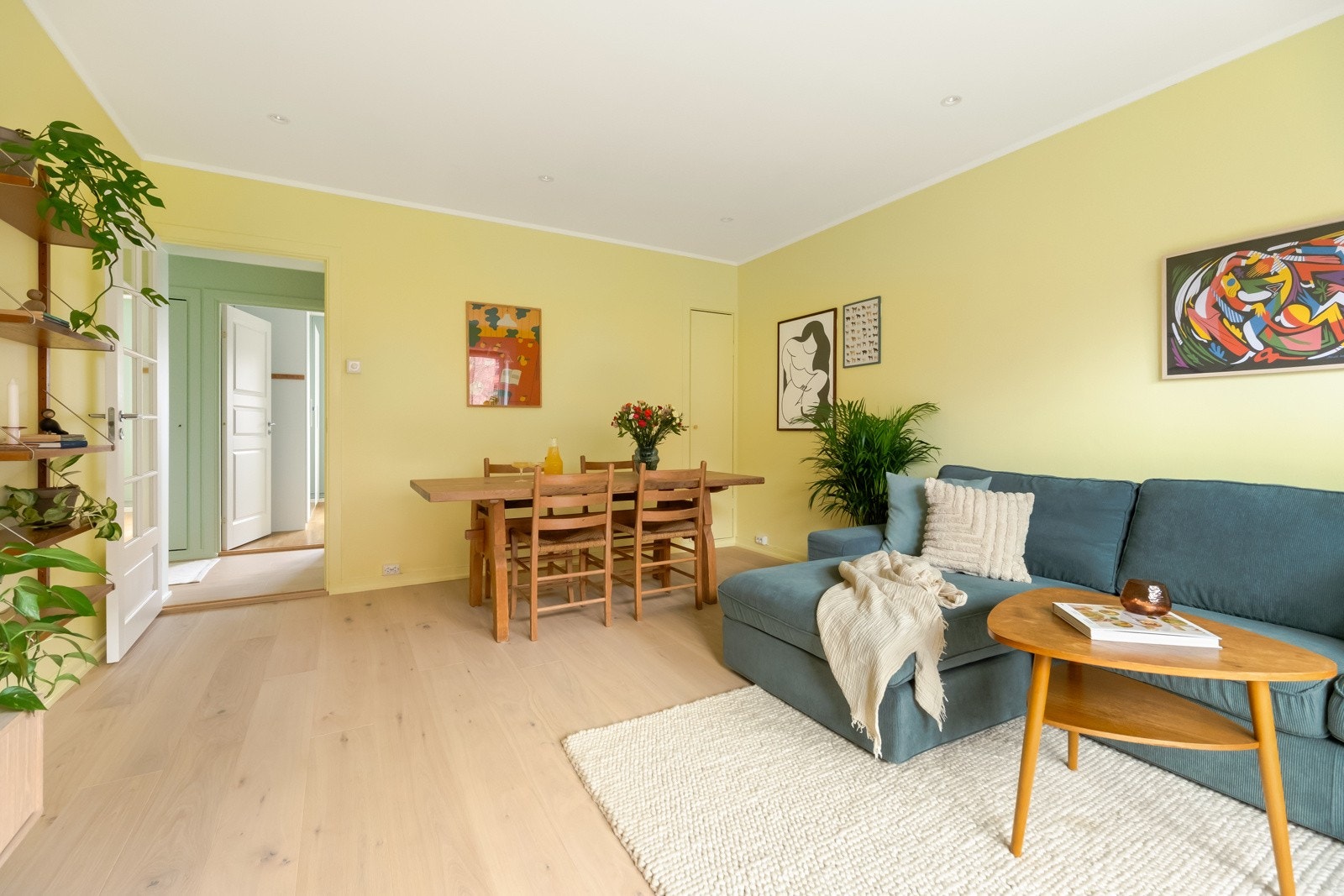 Den gjennomgående planløsningen gir en luftig og lys følelse. Galleribilde