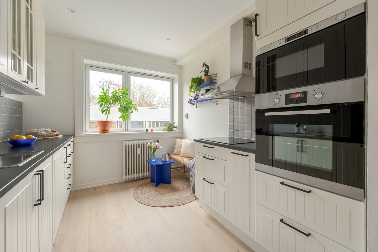 Her får du generøse lagringsmuligheter i skuffer og skap med god benkeplass. Galleribilde