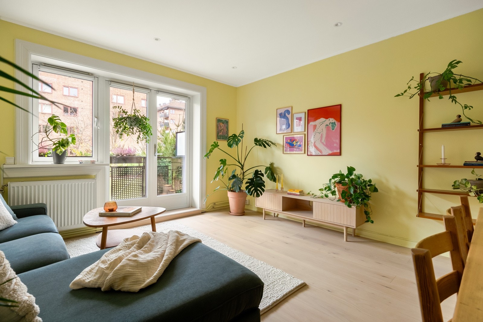 Vi starter først i stuen som er det naturlige oppholdsrommet. Her er det store vindusflater som slipper inn godt med dagslys. Galleribilde