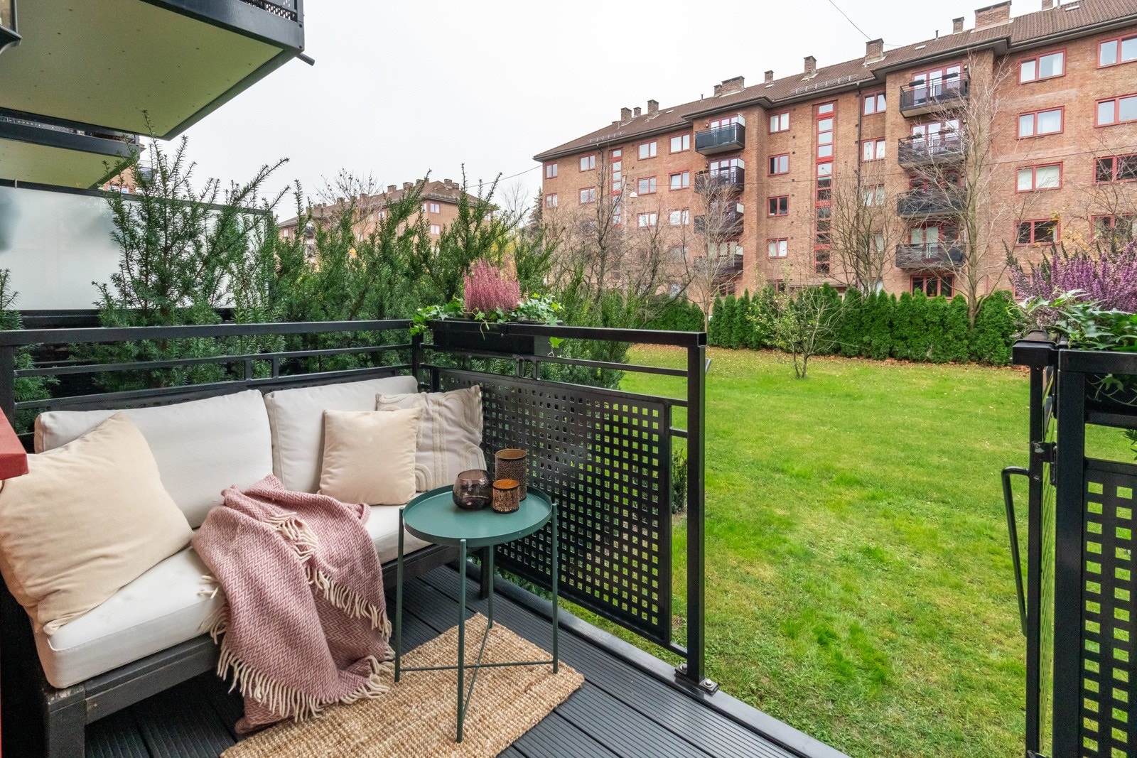 Balkongen er vestvendt som gir fine solforhold på ettermiddagen og utover kvelden midt på sommeren. Galleribilde