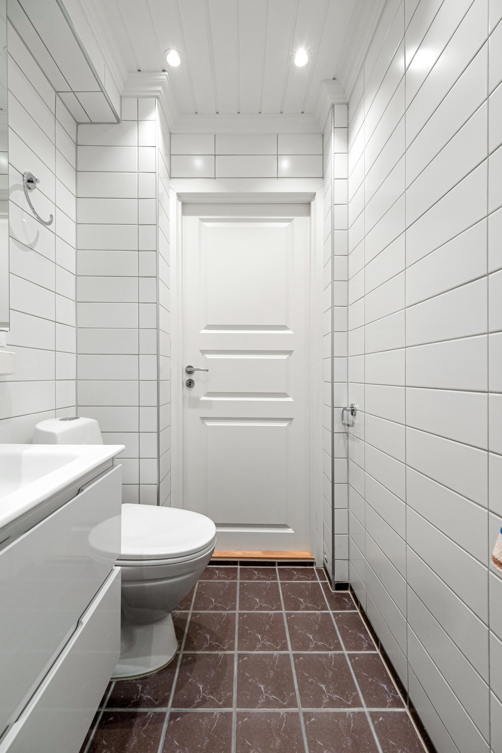 Det er lune varmekabler i gulvet og downlights i taket for god belysning. Galleribilde