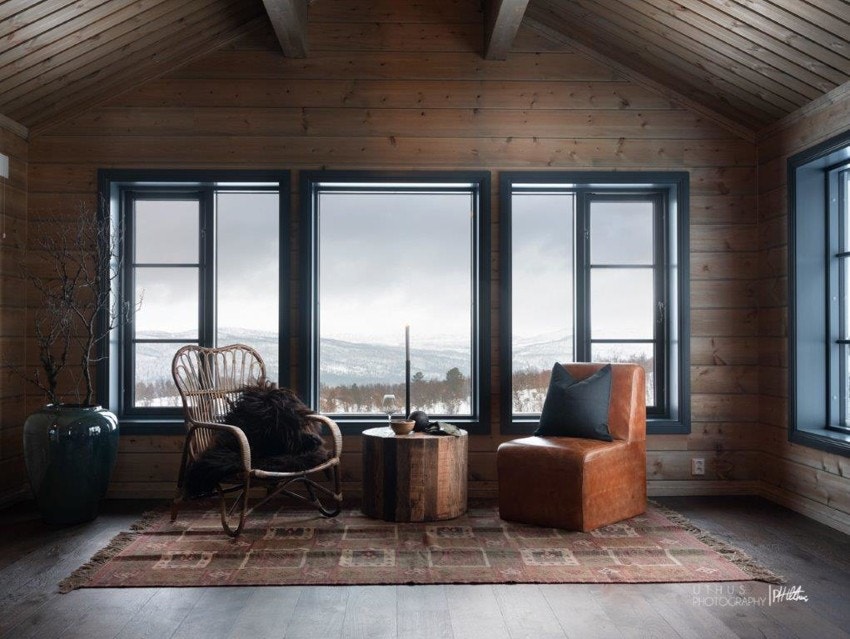 Inspirasjonsbilder fra lignende hytte - Ikke å regne som beskrivelse av leveranse. Prosjektert hytte vil også ha vindusflater som dekker øvre del av veggen Galleribilde