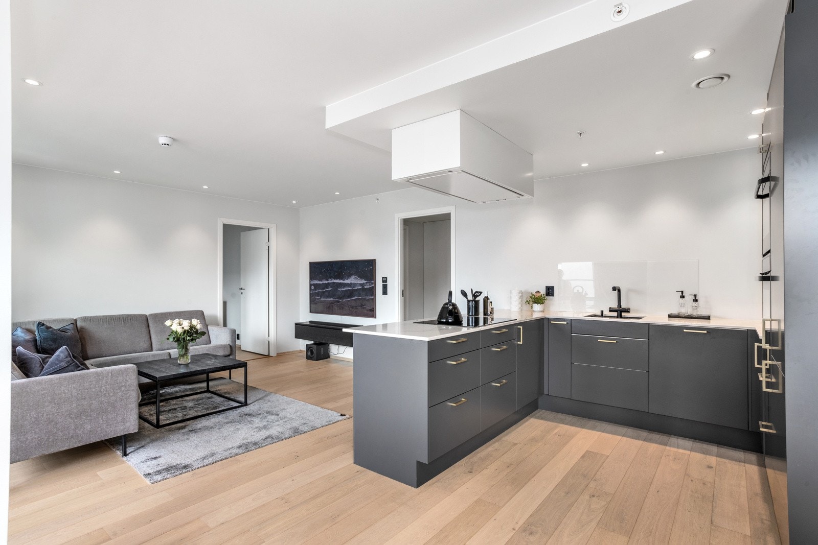 Kjøkkenet er for øvrig godt utstyrt med skuffer, skap- og benkeplass Galleribilde