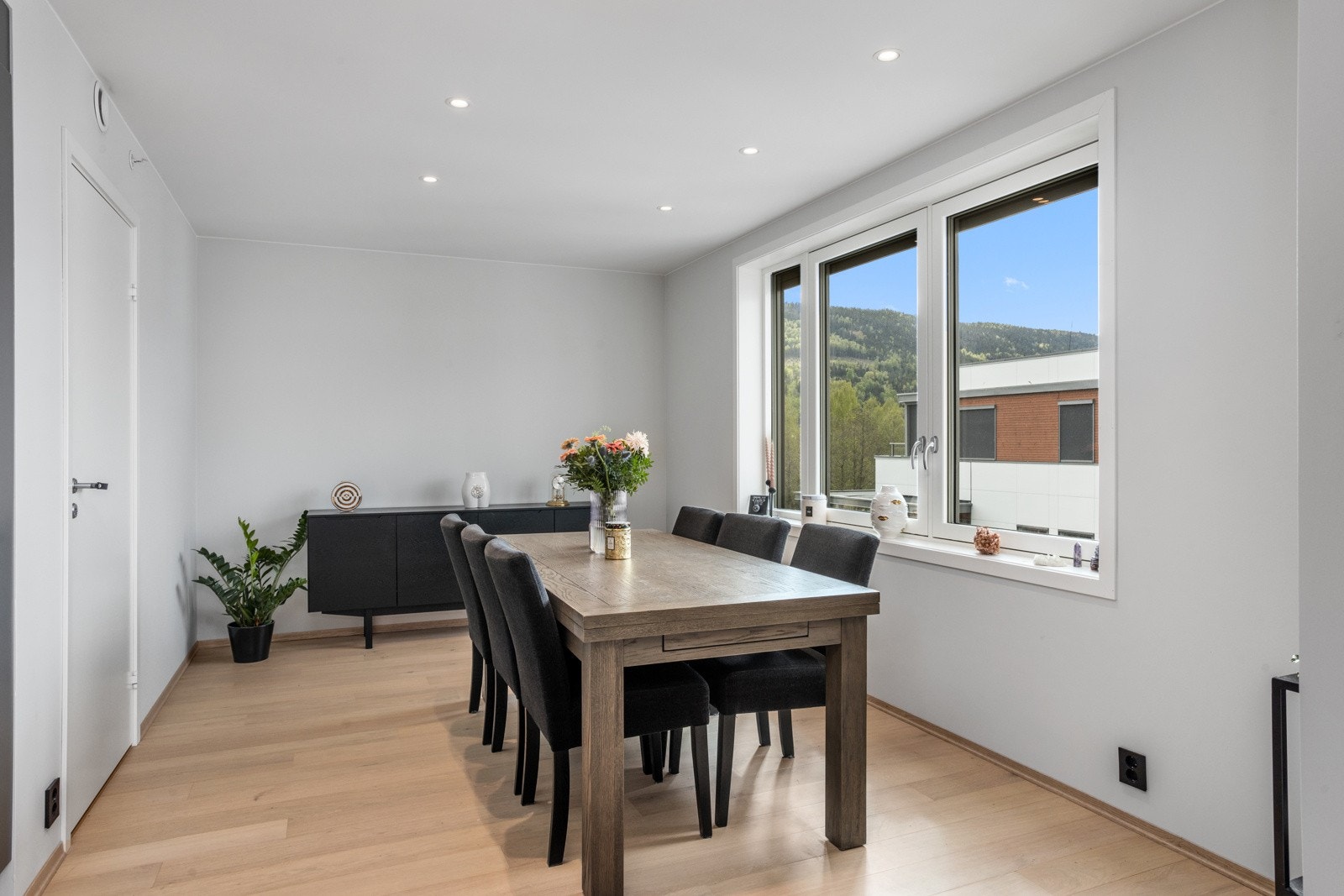 Spisestue med god plass til stor spisegruppe hvor familie og venner kan samles til hyggelige sammenkomster Galleribilde