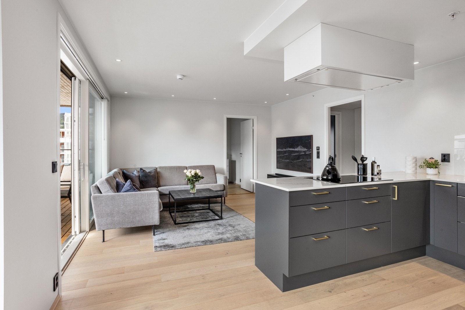 Kjøkkenet ligger i en åpen og moderne løsning mot stuen Galleribilde