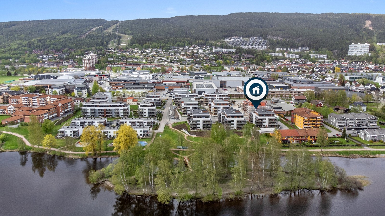 På Åssiden finner du også Drammen Skisenter som byr på alpint om vinteren og klatrepark og stisykling om sommeren Galleribilde