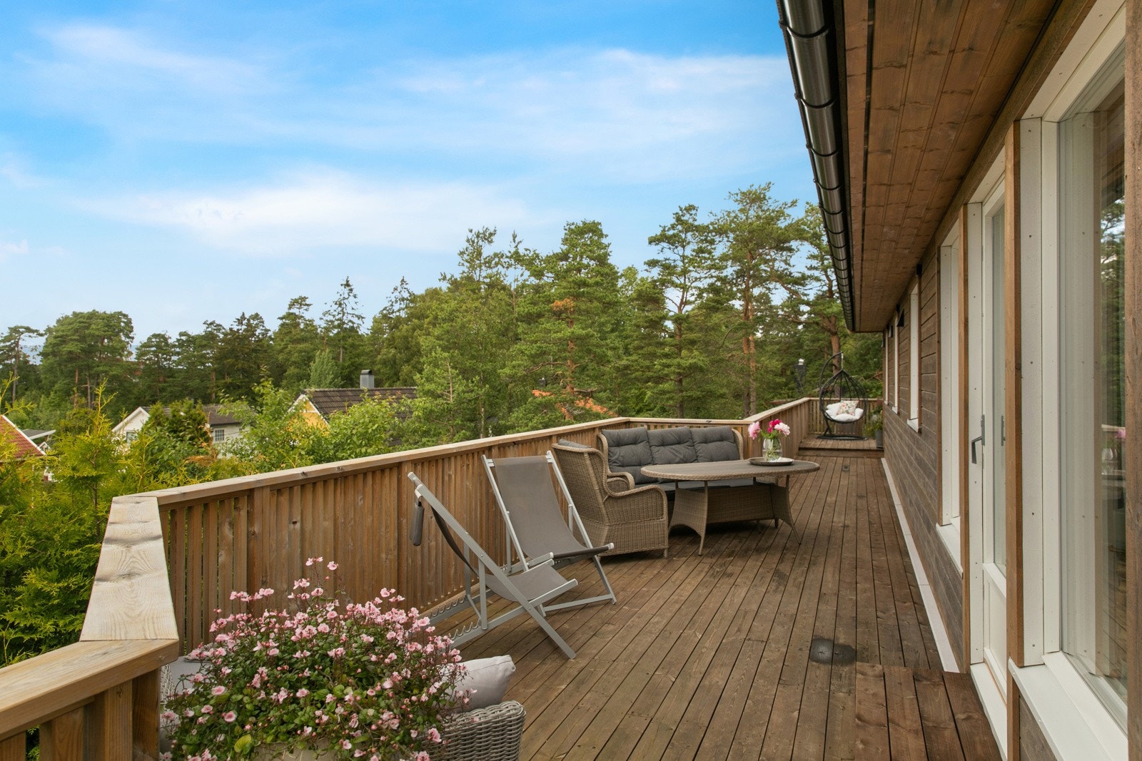 Fra høyden ser man ned mot Gluppe Galleribilde