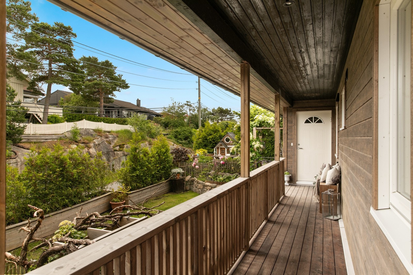 Inngangspartiet, verandaen strekker seg rundt huset Galleribilde