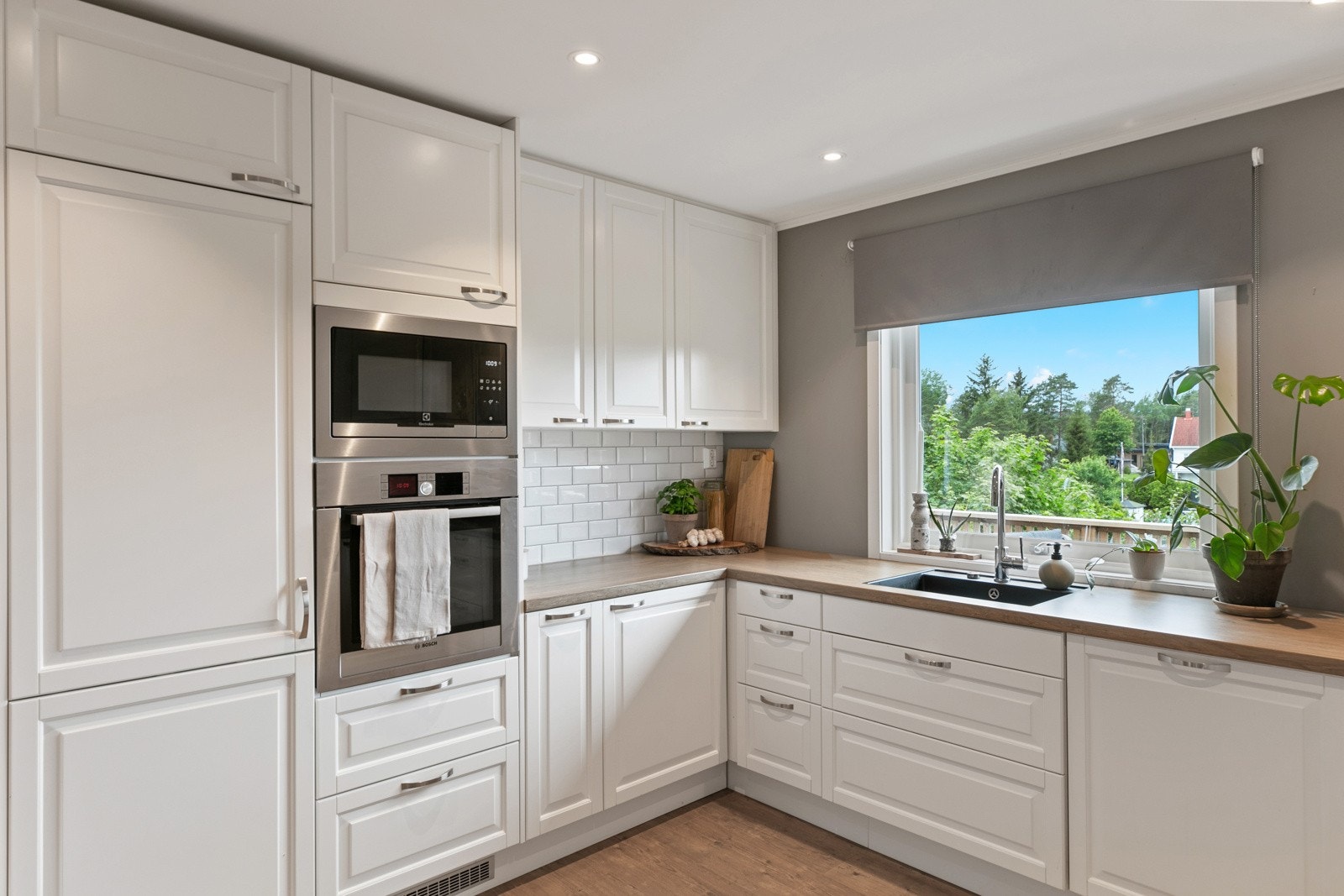 Det er integrerte hvitevarer og takhøy innredning Galleribilde