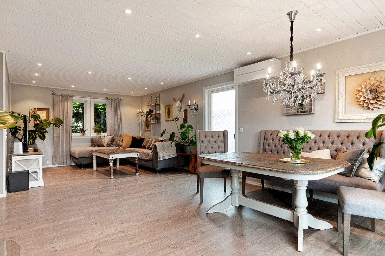 Stuen er enkel å møblere i to soner Galleribilde