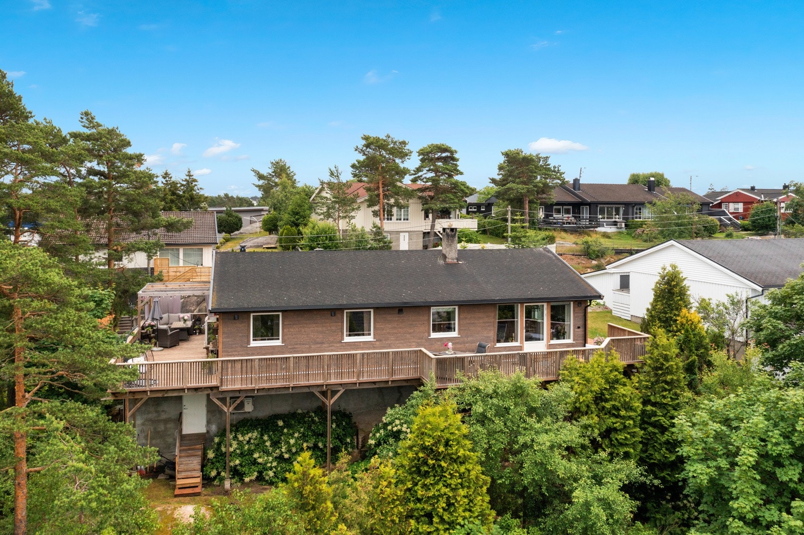 Eiendommen ligger høyt og fint i terrenget med bra solforhold og utsikt over nabolaget Galleribilde