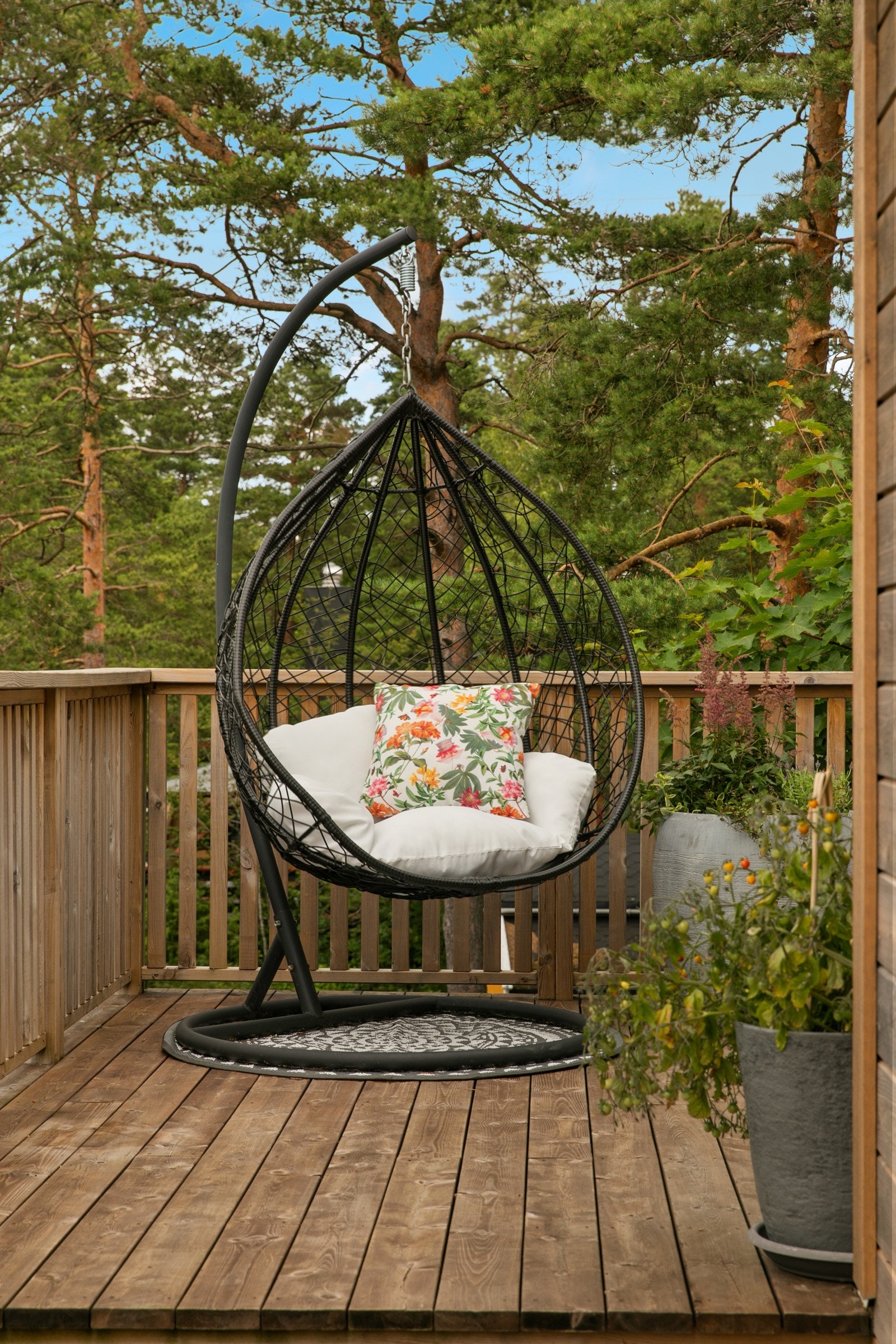 Fine uteplasser opp mot grantrærne - tomta ved siden ble aldri bebygget Galleribilde