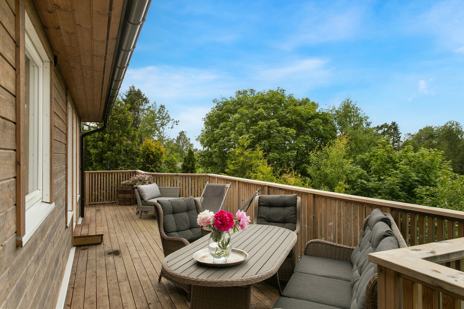 Det er fine busker, bedd og trær på tomta Galleribilde