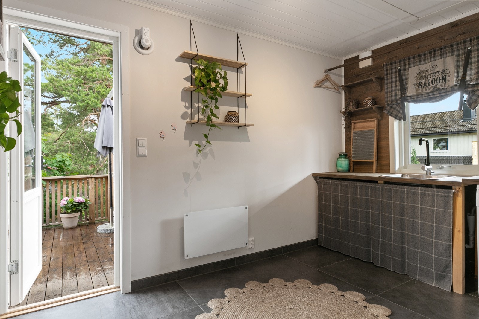 Herfra går man rett ut på verandaen med tøyet Galleribilde