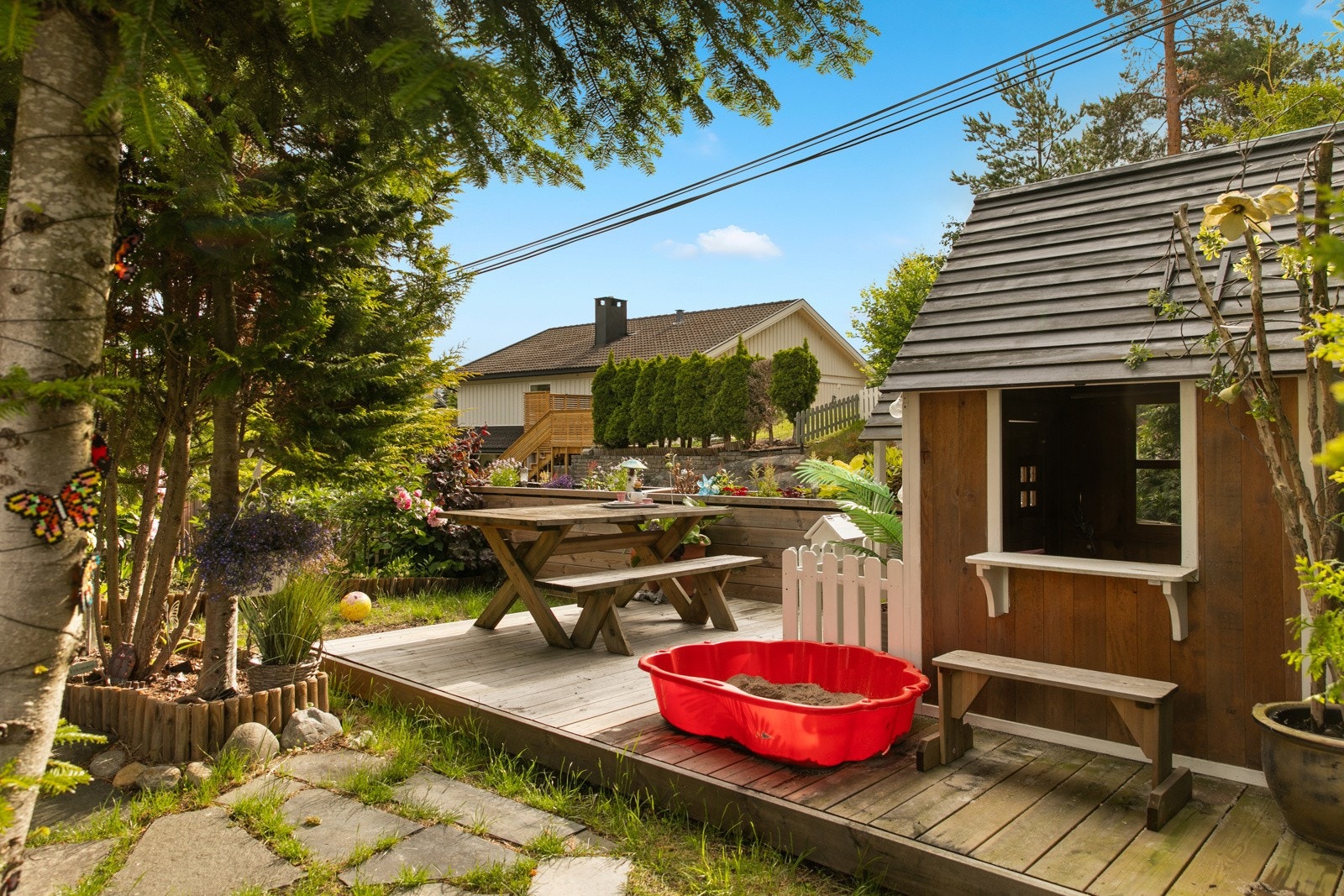 Lekestue med gressplen og uteplass rett ved inngangen. Hevet godt over gatenivå Galleribilde