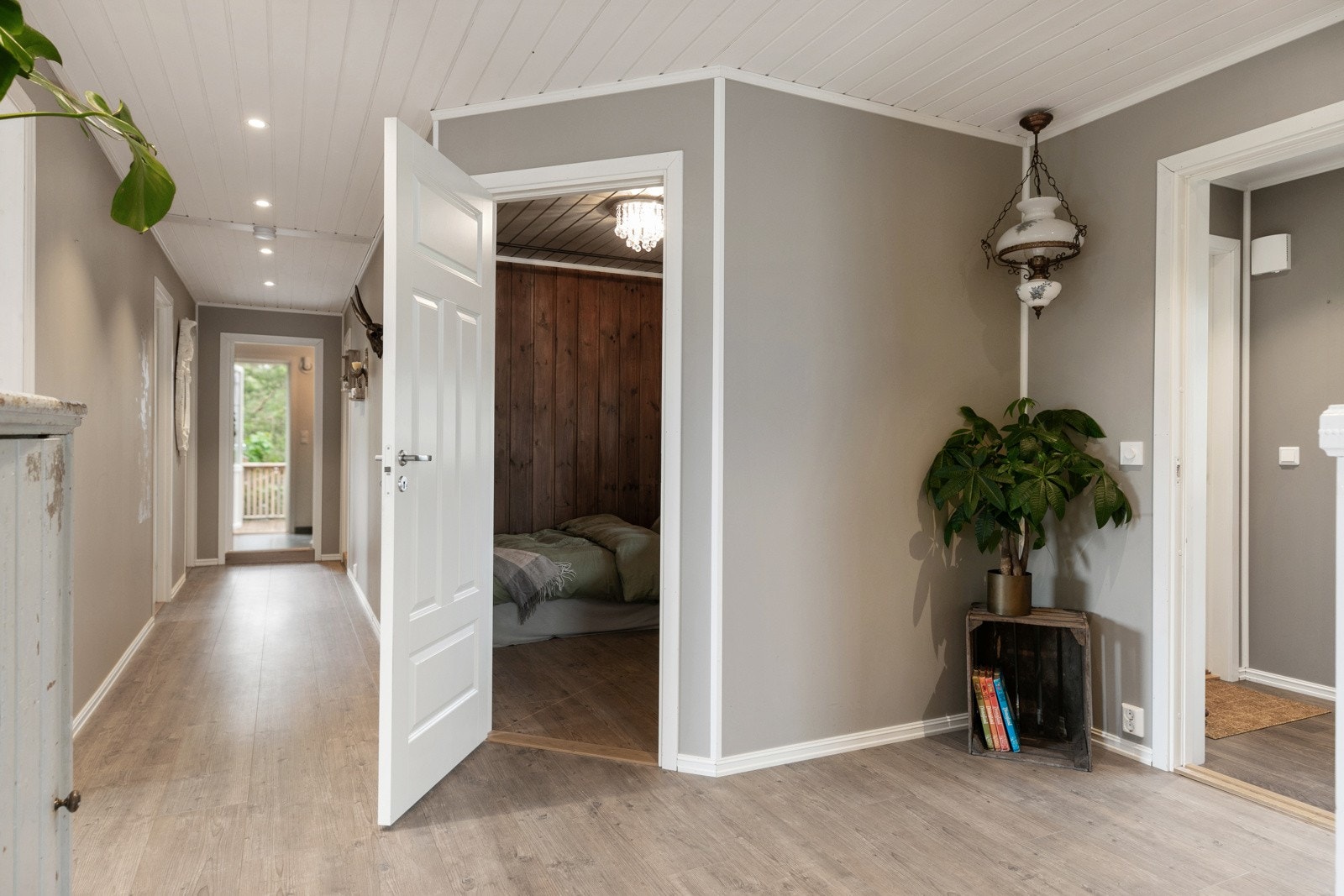 Hall mellom soverom, bad og vaskerom. Inn døren ligger det minste barnerommet Galleribilde