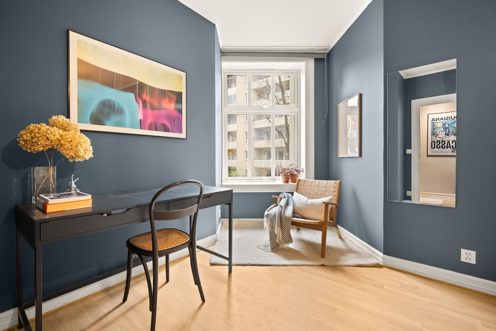 Romslig soverom med ekstra plass til både skrivepult og lesekrok. Galleribilde