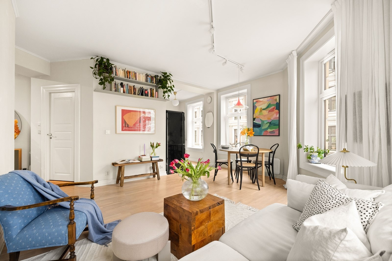 En lys, luftig og hyggelig 2-roms hjørneleilighet i miljøgate på Tøyen. Galleribilde