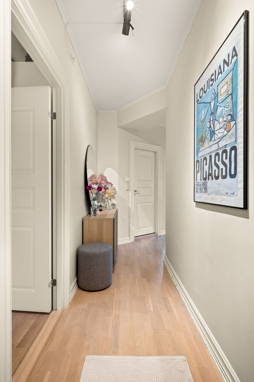 I gangen er det plass til knagger og skohylle for oppbevaring av yttertøy. Galleribilde