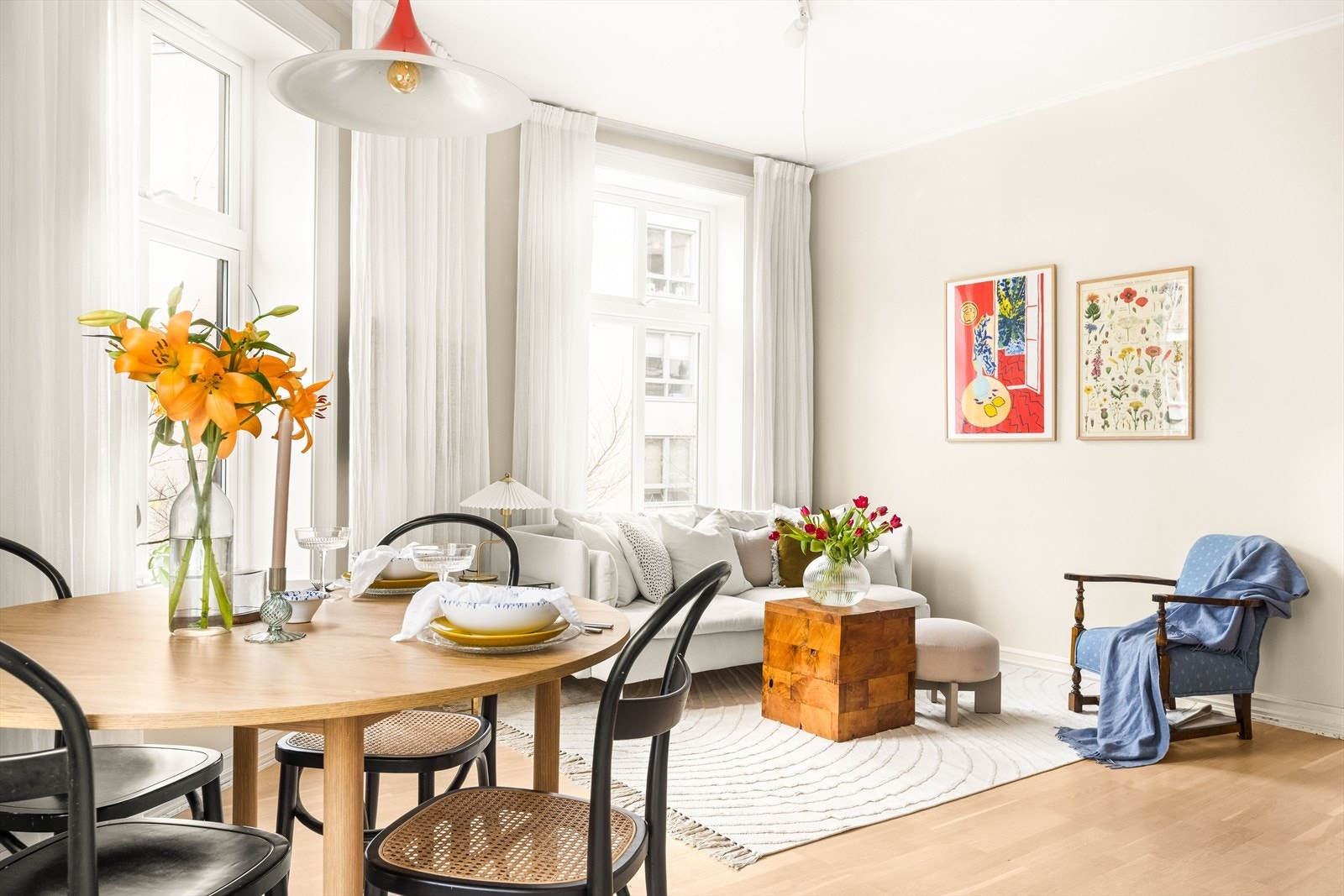 Leiligheten har pene overflater med tre-stavs eikeparkett og lyse vegger. Overflatene ble pusset opp i 2019. Galleribilde