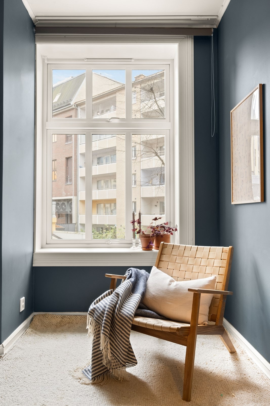 Stort vindu på soverommet sikrer godt med lys og luft. Soverommet vender mot bakgård. Galleribilde