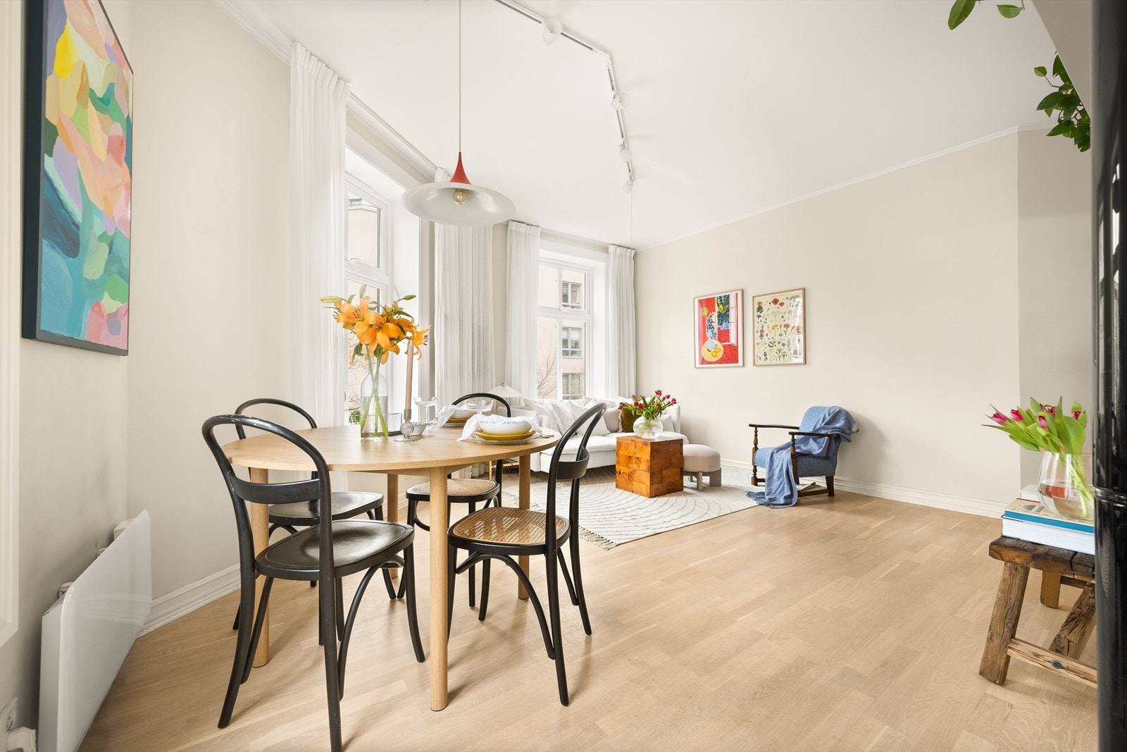 Lys og luftig hjørnestue med store vindusflater og god takhøyde. Galleribilde