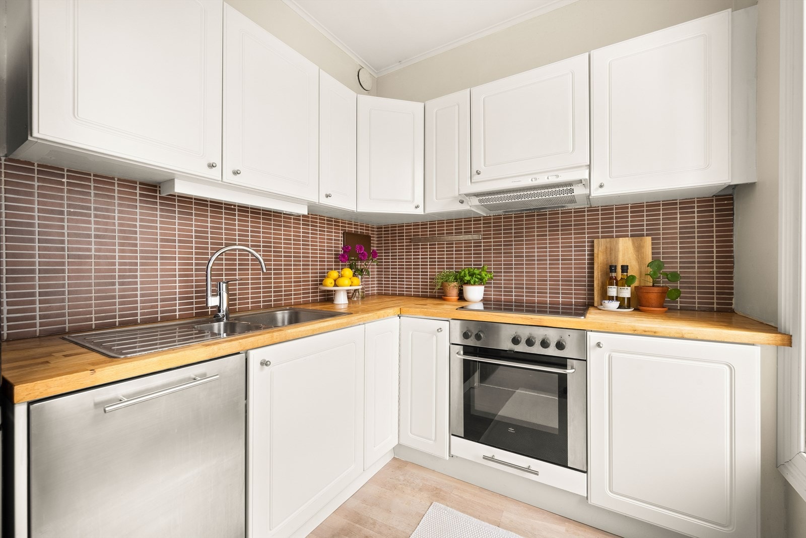 Integrert platetopp, stekeovn og kullfilterventilator over kokeplass. Det er avsatt plass til frittstående kjøleskap og oppvaskmaskin. Galleribilde