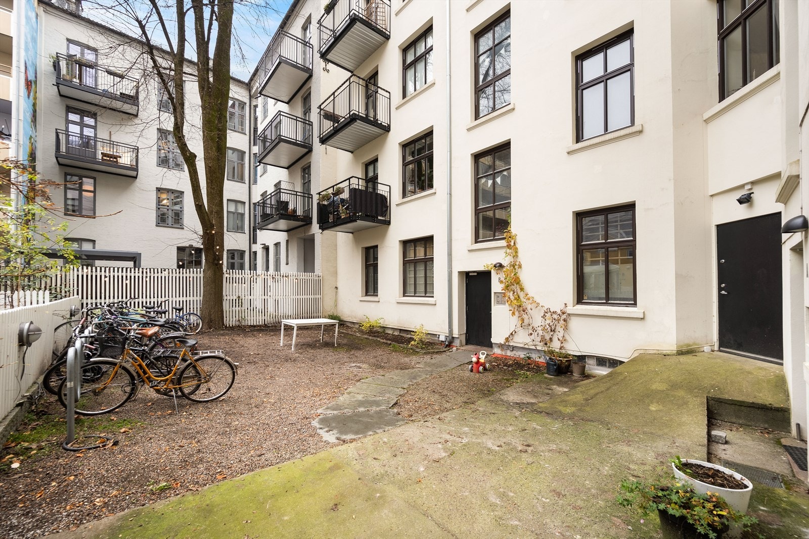 Bakgård med sittegruppe og sykkelparkering. Galleribilde