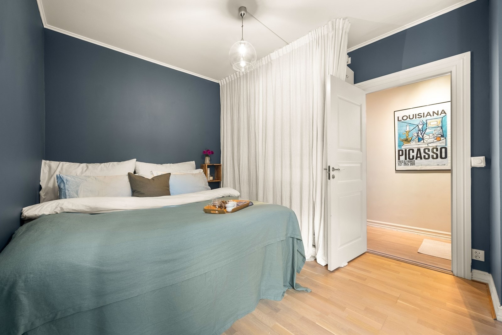 Soverommet er malt i en lun og behagelig blåtone. Galleribilde