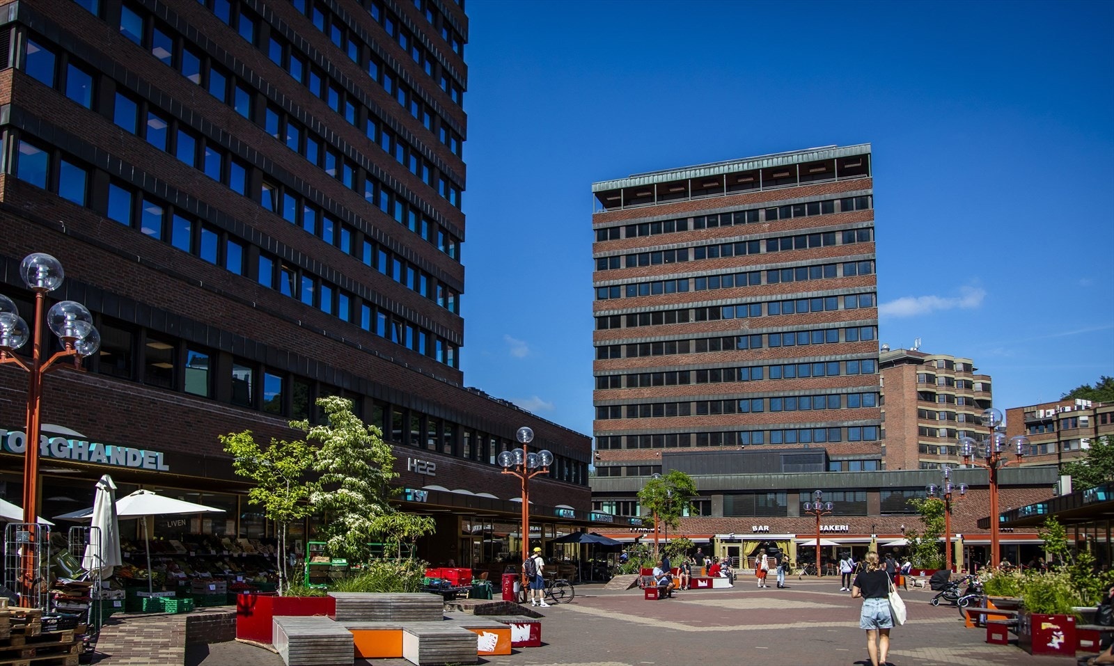 Områdebilde - Tøyen torg med hyggelige kaféer og spisesteder, flere butikker og t-bane. Galleribilde