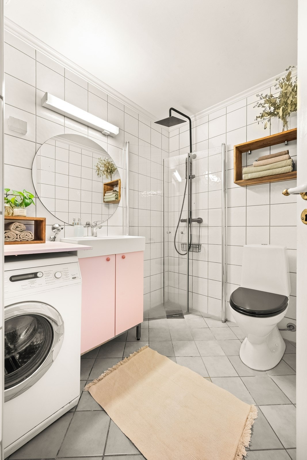 Badet er innredet med toalett, servant med innredning og dusjhjørne med innfellbare glassdører. Galleribilde