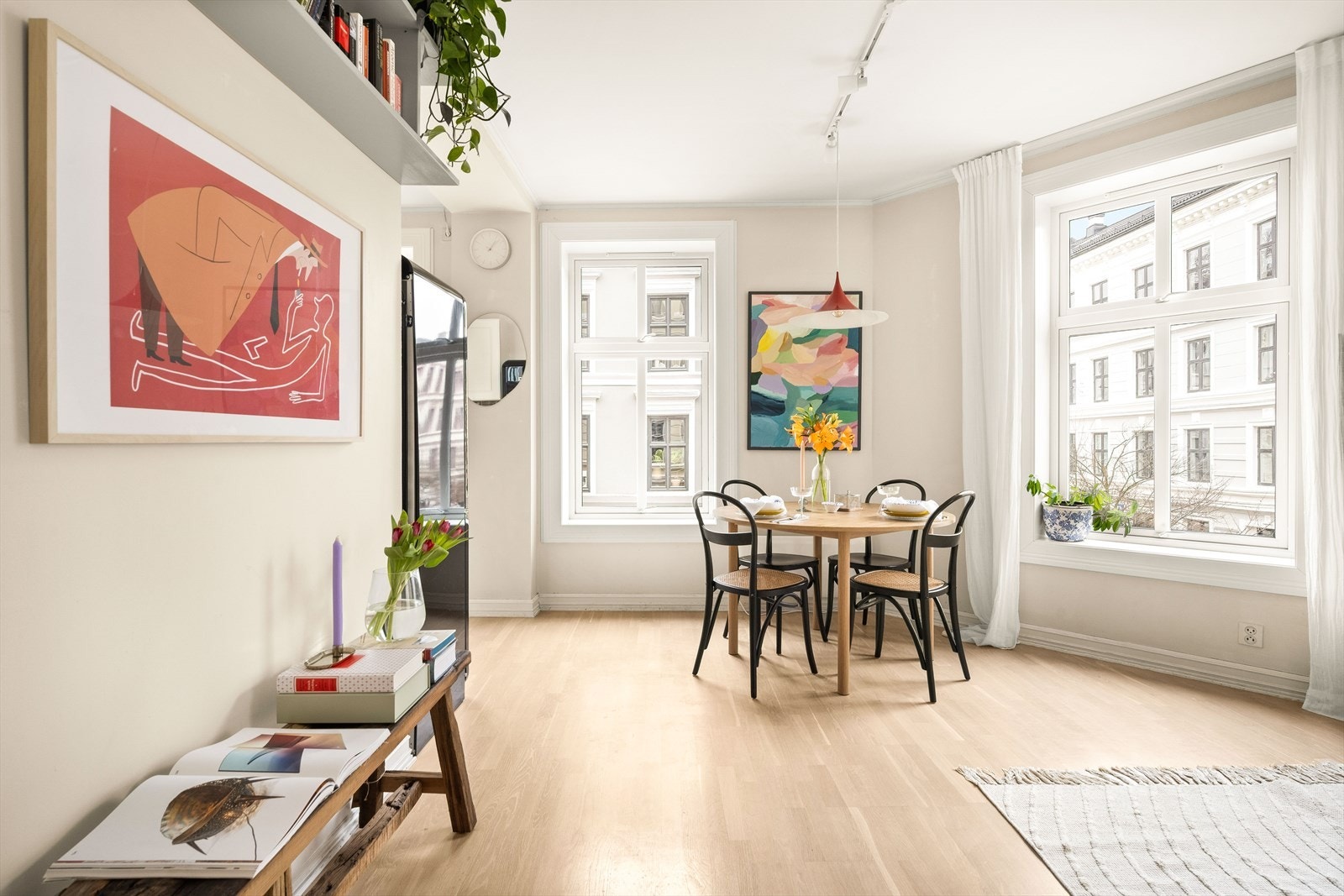 Rommet har store vindusflater med godt innslipp av naturlig lys. Galleribilde