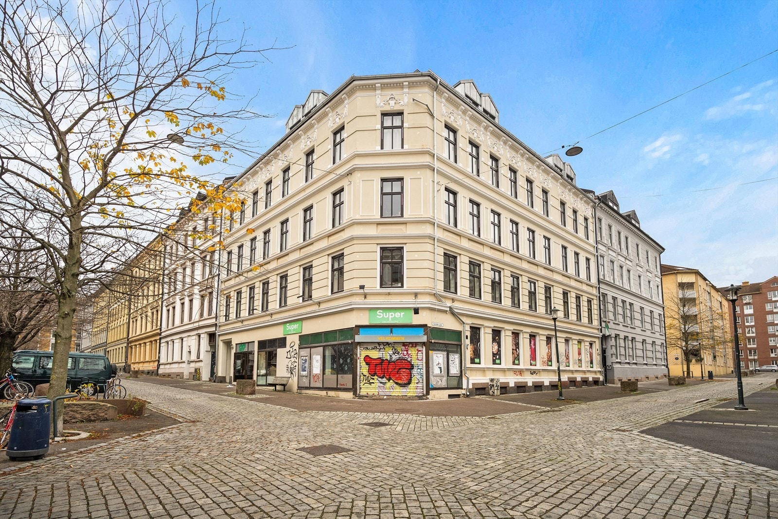 Fasade - her bor du midt på Tøyen med nærhet til alt som skjer. Området er i stor vekst med eksempelvis Tøyenbadet, Øyafestivalen, NRK-bygget, flere nye lekeplasser, renoverte gater og nye restauranter. Galleribilde