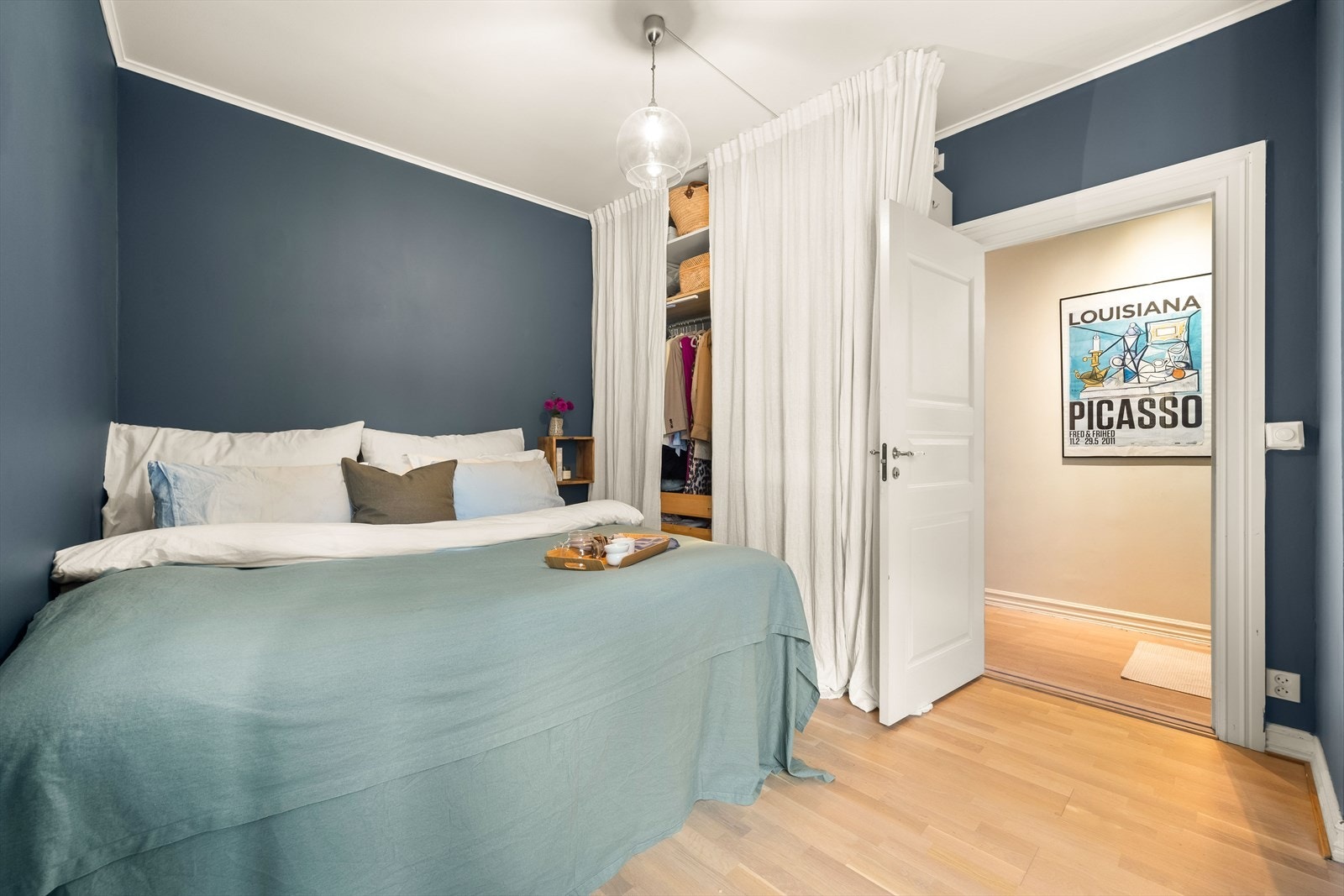 Stort garderobeskap med forheng. Galleribilde