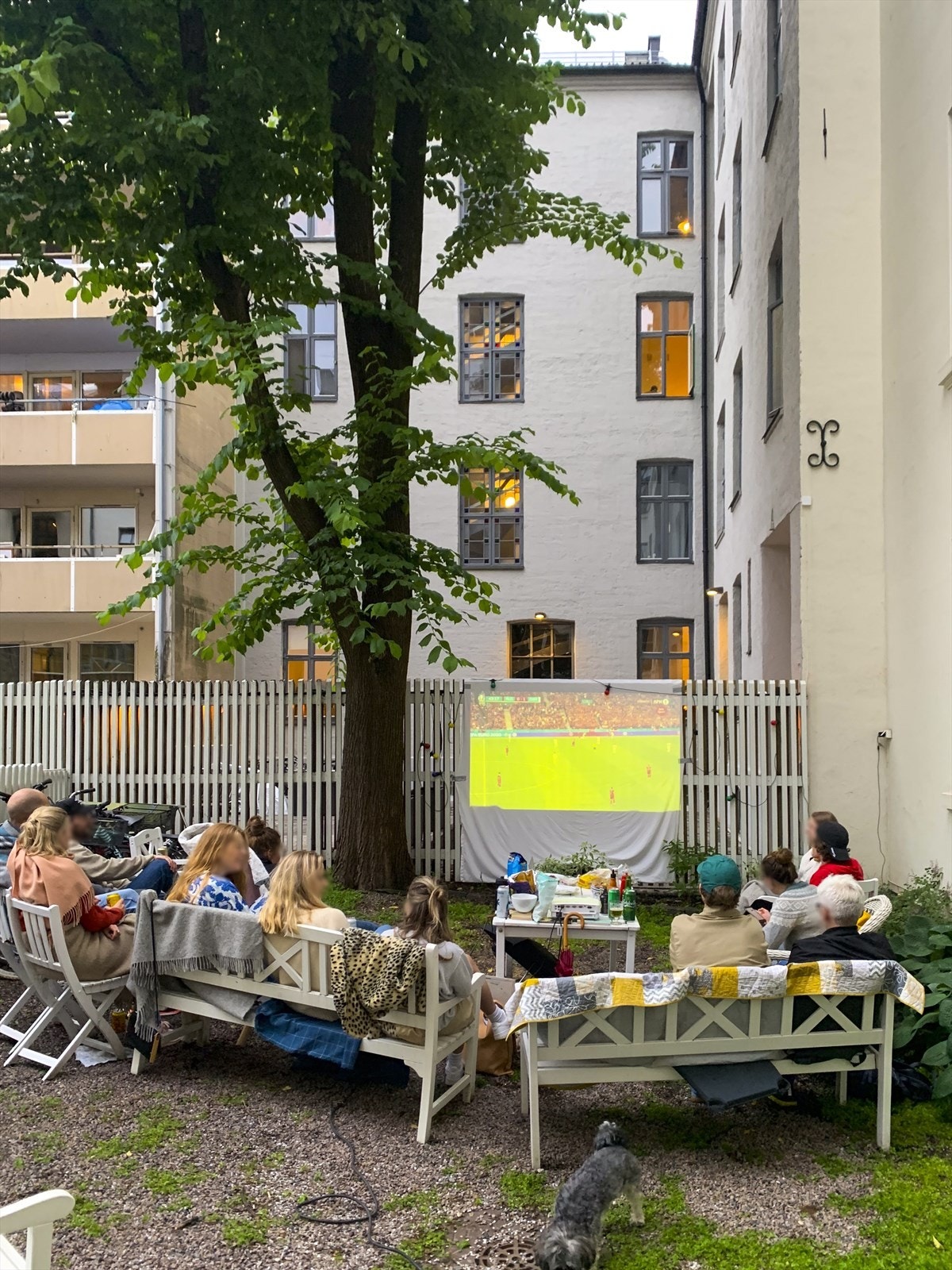 Det er godt naboskap i borettslaget hvor beboerne samles til fotballkamp i bakgården. Galleribilde