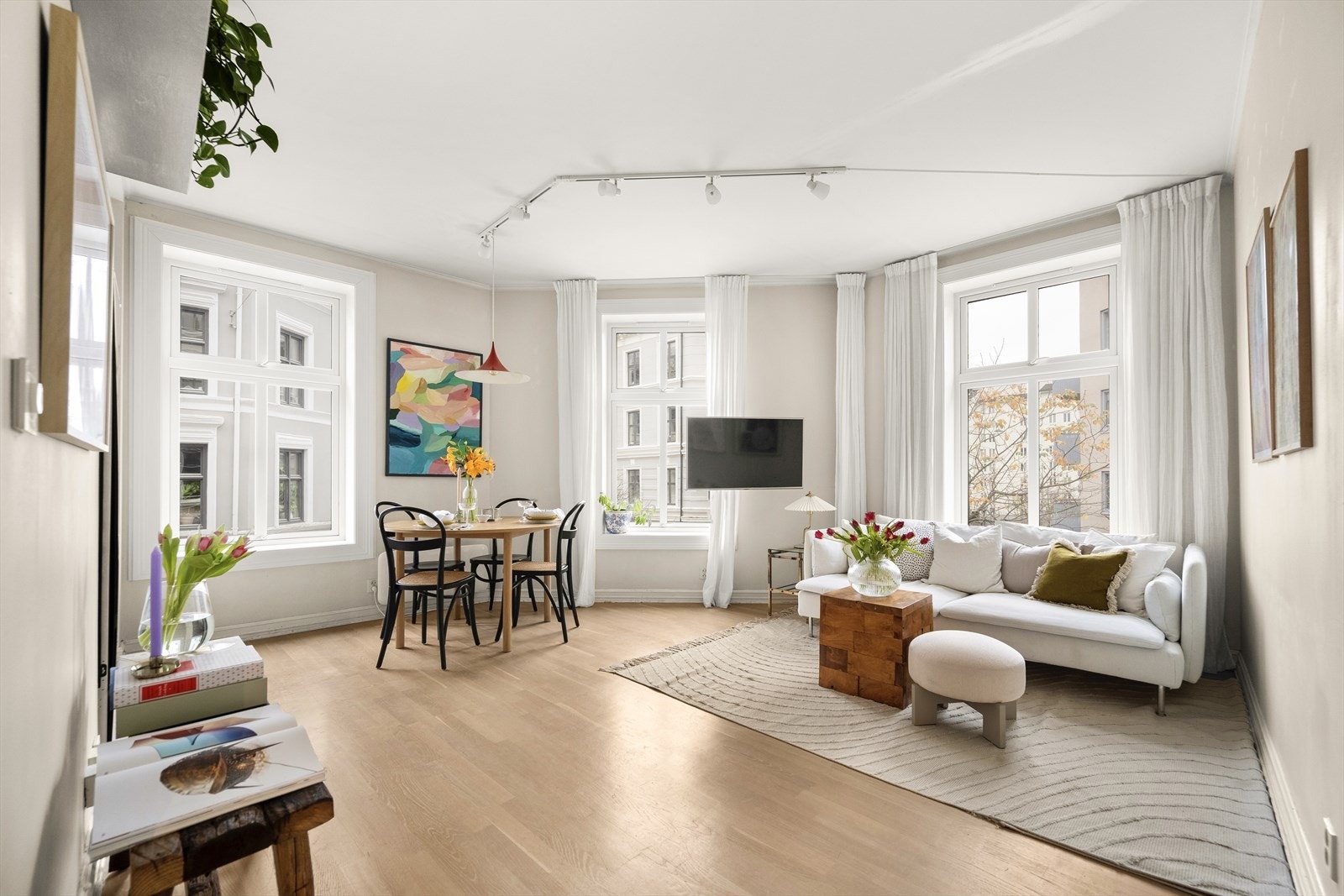 Leiligheten ligger i 2. etasje og inneholder entré, bad, soverom, kjøkken, og stue. Galleribilde