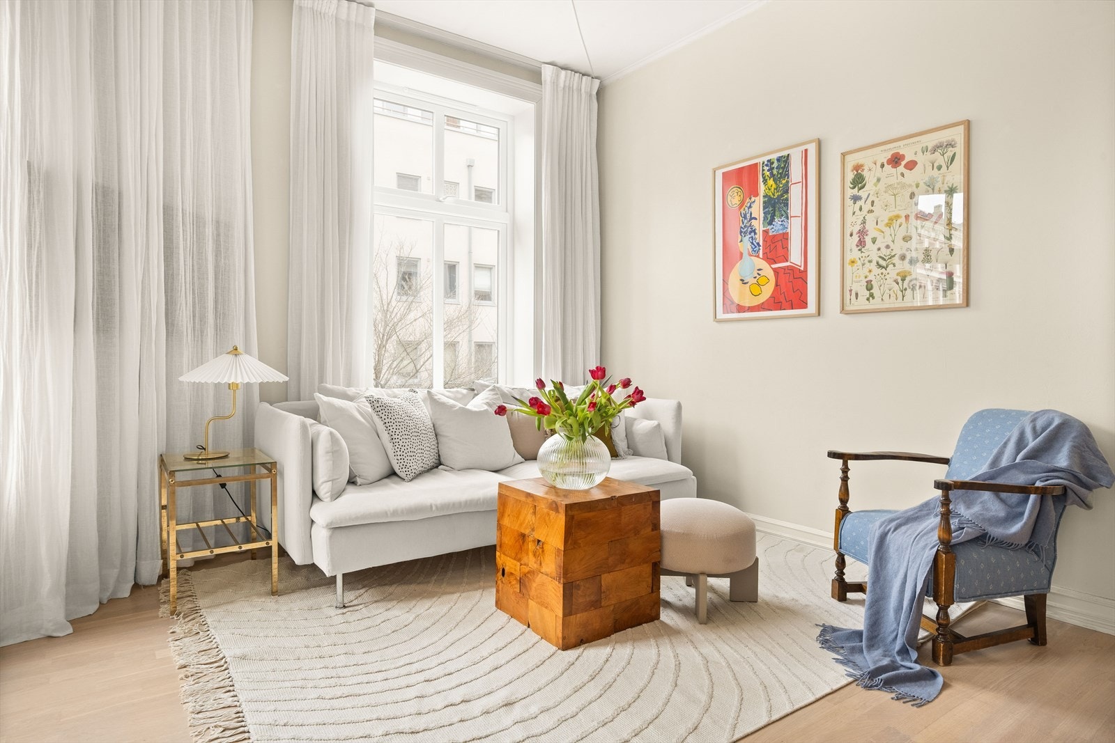 I stuen er det god plass til sofagruppe, sofabord og tv-møblement. Galleribilde