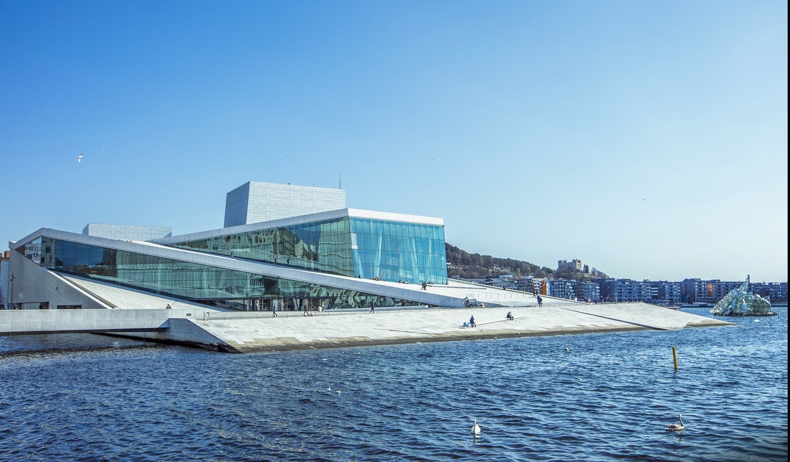 Områdebilde - Bjørvika ligger også godt innen rask gangavstand og her du kan besøke badebrygge, Operahuset, Deichman bibliotek og Munch-museet. Galleribilde