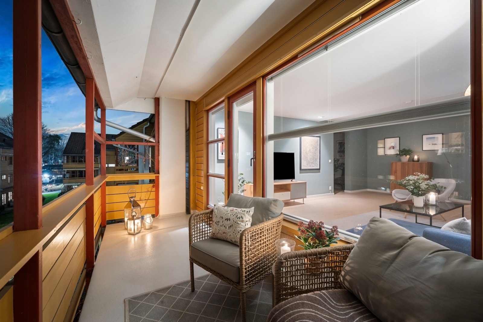 Fra stuen er det utgang til en romslig nordvestvendt balkong på ca. 8 kvm. Galleribilde