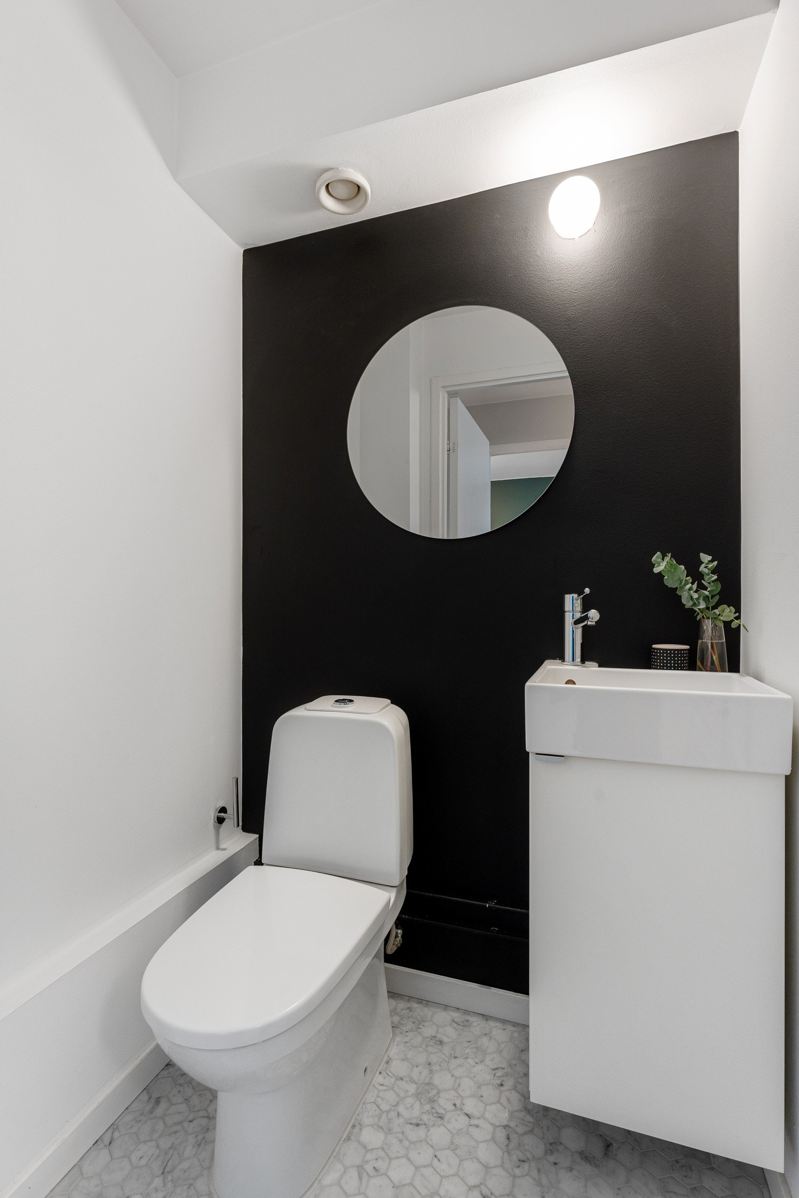 Du har også separat toalettrom tilknyttet gang, toalettrommet som er utstyrt med toalett, servant med innredning og speil. Galleribilde